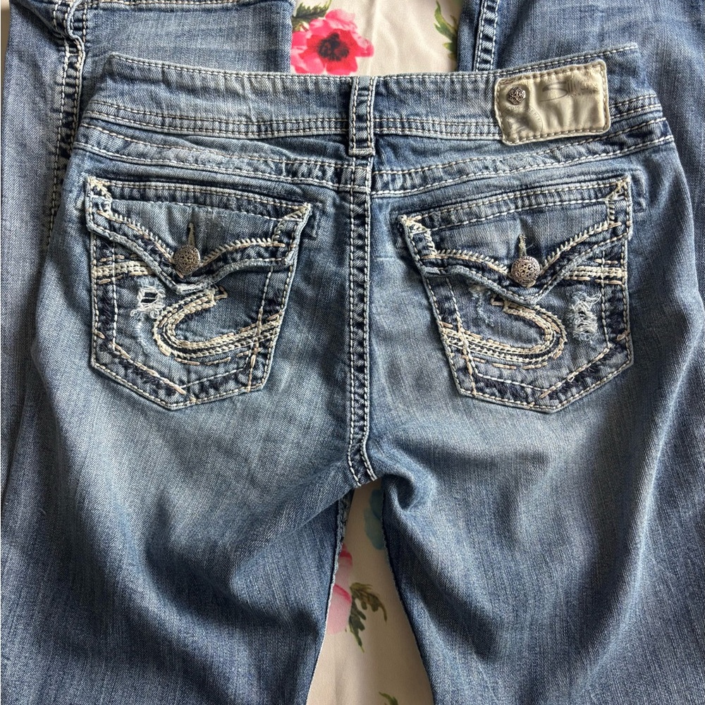 Womens Light Blue Silver Brand Jeans with Embroidered Back-Pockets.
